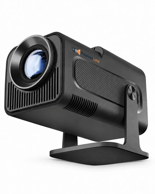 Projektorland Nomad Mini — vue du vidéoprojecteur avec logo, format portrait 4:5